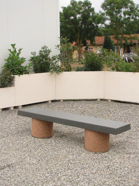 Banquette béton Luna pieds gravillons lame couleur ardoise